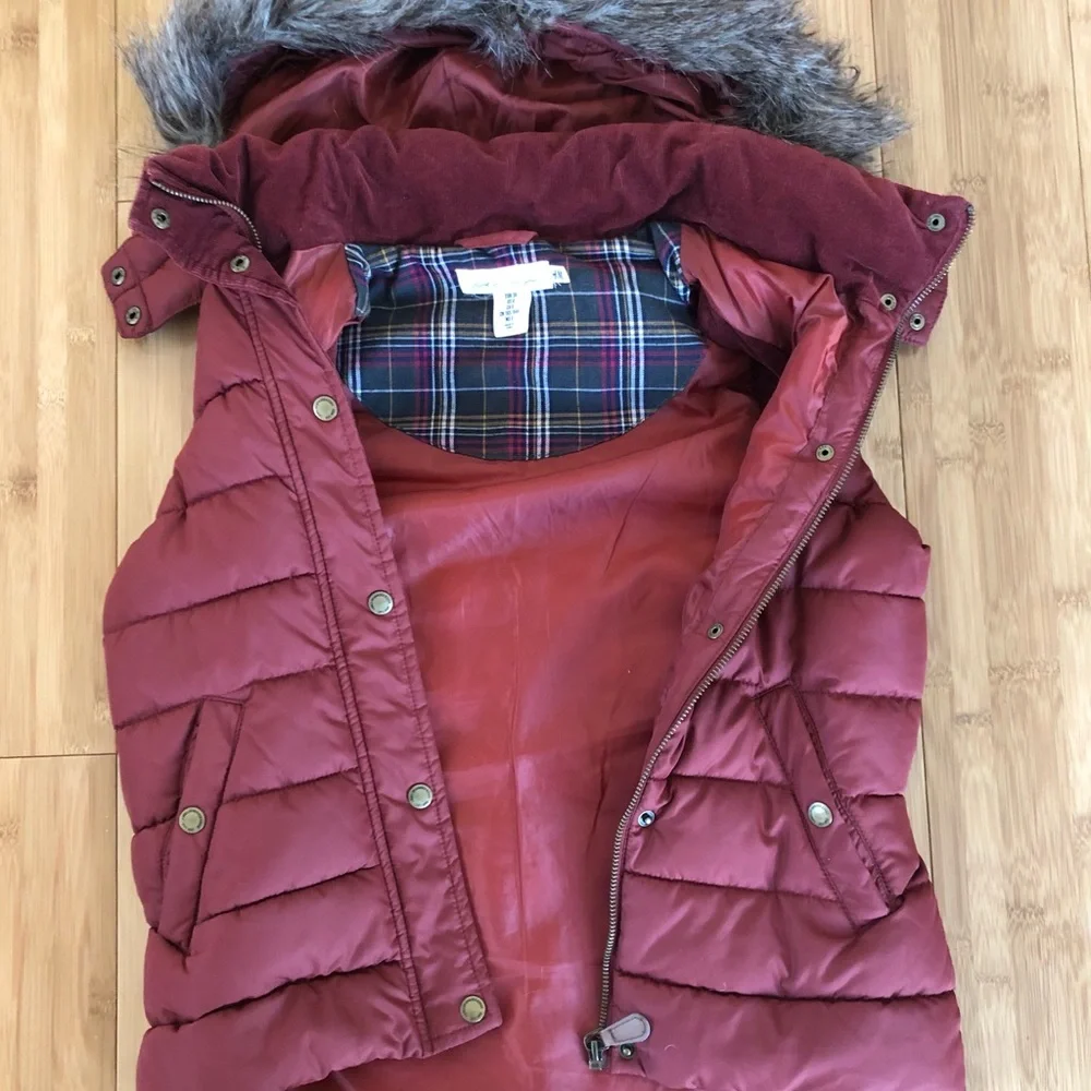 Retro Puffer Vest with Detachable Faux Fur Hood